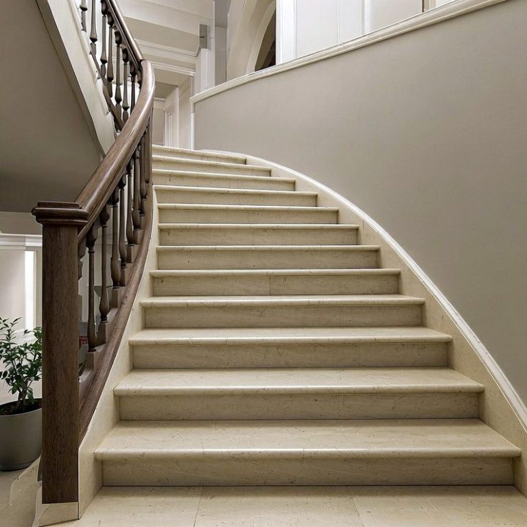 Wendeltreppe mit Holzgeländer und cremefarbenem Treppenbelag in einem modernen Gebäude.
